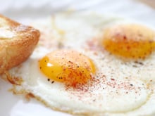 Ovos fritos ficam ainda mais saborosos se você parar de usar a frigideira e optar pelo método preferido dos chefs