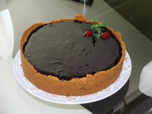 Torta de cream cheese com geleia de jabuticaba