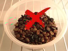 Lugar de café NÃO é na geladeira: essa mania de brasileiro é um erro, veja forma correta de armazenar o pó de café