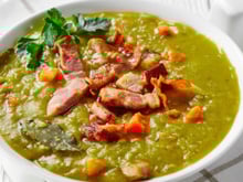 Estou o dia inteiro pensando nessa sopa de ervilha com linguiça que vou fazer assim chegar do trabalho: essa é a melhor receita caseira pra dias frios