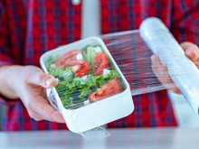 Nunca mais passei raiva para achar a pontinha do plástico-filme depois que aprendi esse truque simples