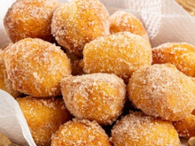 Receita de bolinho de chuva sem ovo fofinho rápido e fácil para comer enquanto toma um cafezinho