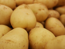 Se quiser manter suas batatas em boas condições, guarde-as sempre perto desta fruta