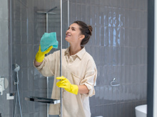 A diarista da minha vizinha me ensinou essas 3 dicas fáceis para limpar o box e você também precisa saber!