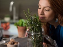 2 removedores de odor caseiro que vão deixar sua cozinha cheirosa gastando pouco