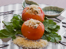 Tomates recheados com queijo colonial, molho branco especial, calabresa e milho verde