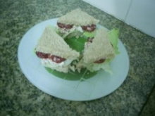 Sanduíche de pasta de ricota e salaminho