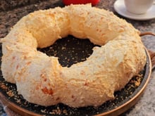 É assim que eu faço uma rosquinha de polvilho crocante, sequinha e que não murcha