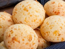 É fã de pão de queijo? Então prove essa receita tradicional da iguaria mineira preparada com polvilho azedo