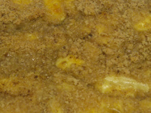 Cuca de farofa com banana, maçã ou pera.