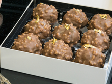Chocolates caseiros estilo Ferrero Rocher: a receita fácil e econômica de preparar para o Natal