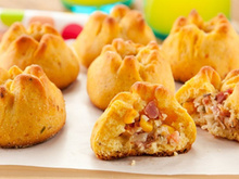 Broa de milho recheada com calabresa: confira a receita