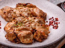 Agora só faço sobrecoxa de frango desse jeito: aprendi com um chef a retirar o osso e a esticá-la para ficar mais suculenta