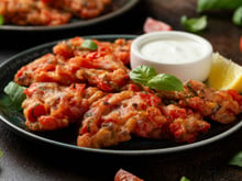 Bolinho de tomate frito: essa receita grega é o petisco crocante perfeito e barato que você precisa provar