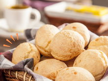 Sou mineira e cresci comendo pão de queijo todo final de semana: essa é a receita da minha família, o pãozinho fica robusto e muito saboroso
