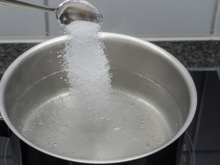 Descubra como preparar um sal líquido e nunca mais tenha problemas para temperar a pipoca da pipoqueira