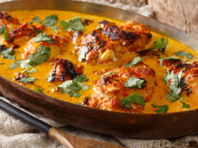Esse é meu prato de conforto: frango ao curry tailandês feito no forno que é suculento e perfuma a casa toda