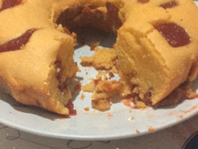 Bolo vegano de fubá com goiaba cascão