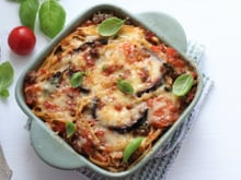 Como fazer berinjela à parmegiana perfeita em casa: receita simples e cheia de sabor