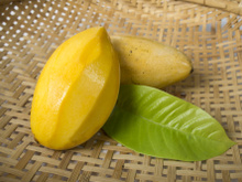 Faca? Descasque frutas e legumes com água quente, colher ou palito de dente