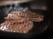 Nem cerveja, nem bicarbonato: o ingrediente para deixar o bife macio e muito suculento é inusitado