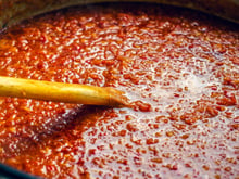 Os chefs concordam: “Para evitar que o molho de tomate fique ácido, não use açúcar, mas sim 3 dentes de alho e 150 ml de azeite.”