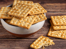 Existe um motivo para as bolachas água e sal - tipo cream cracker -  terem furinhos