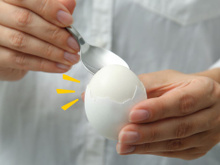Você conhece o truque da colher para descascar facilmente ovos cozidos?