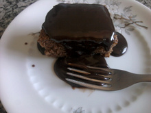 Bolo de chocolate com cobertura cremosa
