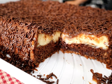 Aprendi a fazer o famoso bolo bomba de chocolate que já sai recheado do forno: é mais fácil do que parece e vale muito a pena testar!