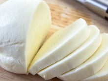 Você só precisa de 2 ingredientes e 10 minutos para fazer uma deliciosa mussarela caseira