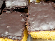 Bolo de cenoura dos anos 2000 com cobertura crocante é a receita da vovó que você precisa experimentar