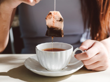 O perigo mora no saquinho de chá: uma única xícara de chá tem bilhões de pequenas…