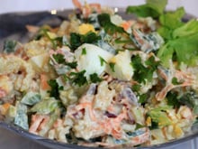 Salada cremosa de frango desfiado, a receita fria perfeita para comer com torradas ou um pãozinho