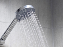Chuveiro com pouca pressão? Especialistas ensinam como remover o calcário e melhorar o fluxo de água
