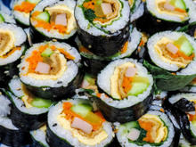 Resolvi fazer um kimbap caseiro depois de ver em um dorama: minhas filhas amaram e agora faço para comer enquanto assistimos juntas