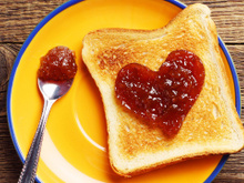 Nem dá trabalho: você só precisa de uma colher e uma fatia de pão para fazer essa torrada de coração perfeita para surpreender no café da manhã