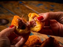A melhor coxinha não é feita com frango desfiado, mas, sim, com costela bovina, shoyu e cream cheese
