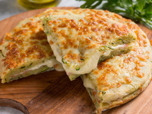 Me senti na Itália depois de preparar essa focaccia de cebola caramelizada com queijo: massa muito fofinha e cheia de recheio