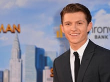 Aos 30 anos, Tom Holland revela o treino que mudou seu corpo: “Comece com 1 barra fixa, 2 paralelas, 3 flexões, 4 abdominais e 5 agachamentos – essa é a primeira rodada.”