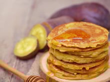 Se sua mãe não te ensinou, eu te ensino: essa panqueca fit de batata-doce é perfeita para incluir no seu pré-treino