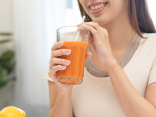 O suco anti-inflamatório feito com 3 ingredientes que você já tem em casa: ajuda a controlar as dores nas articulações e é rico em vitamina C