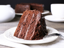 Bolo de chocolate recheado fácil e delicioso
