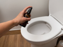 Nada de sprays caros: esse truque elimina em segundos o cheiro ruim no banheiro depois que alguém faz o número dois