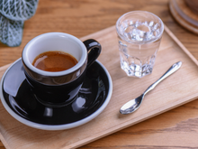 O copinho de água que servem com o café: para que serve e quando deve ser tomado?