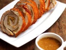 Todo o Natal eu faço esse lombo recheado com sálvia: receita é perfeita para variar o preparo e garantir mais sabor