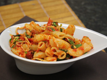 Macarrão com bacon, rúcula e tomate seco