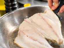 Descobri por que meu peixe sempre quebrava na frigideira e o erro era mais comum do que eu imaginava