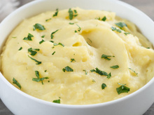 Chefs franceses alertam: "Para deixar o purê de batatas mais cremoso e saboroso, o segredo é adicionar alho confitado."