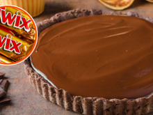 Biscoito, caramelo e chocolate formam a torta Twix, sobremesa que vai se tornar a sua favorita a partir de hoje!